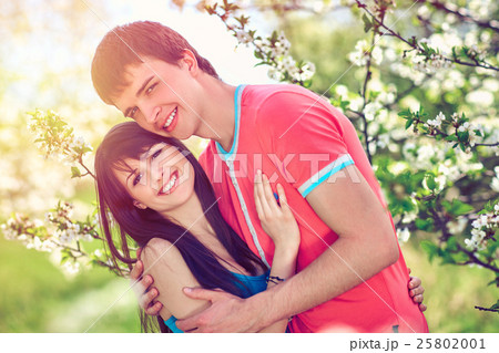 Young couple enjoying in blooming garden 25802001