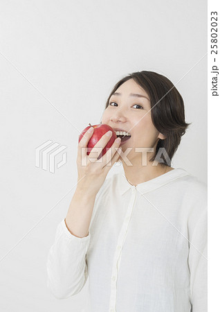 リンゴを食べる女性の写真素材