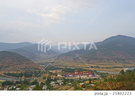 山腹からプナツァン川とプナカゾンを眺める 25802223