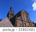 モンサンミッシェル、礼拝堂外観をアップで見上げる 25802481