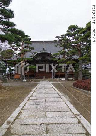 信州　松本の寺院　専稱寺　参道と本堂　縦　浄土宗の寺院　七福神札所　立川流の山門と鐘楼が見事 25803313