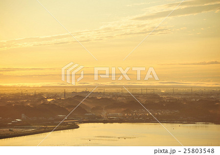 地平線上の雲に射す日の光 25803548
