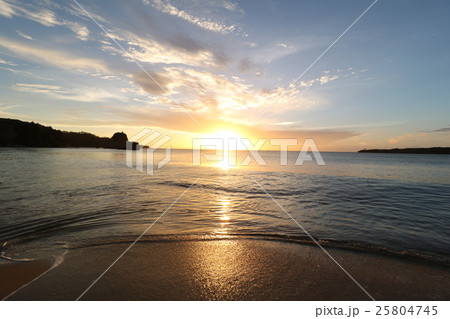 西表島 ドゥドゥマリの浜 夕日 西表島 ドゥドゥマリの浜 夕日 25804745