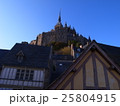 モンサンミッシェル、島内の町から見上げる 25804915