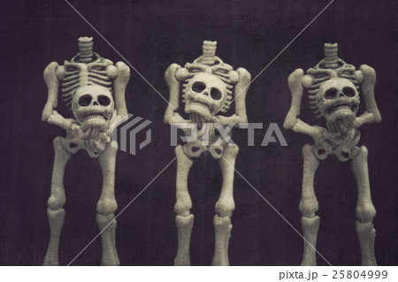 Three skeletons holding their own head 25804999