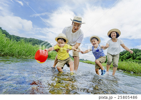 夏の河原で遊ぶ4人家族 25805486