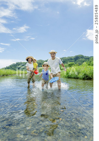 夏の河原で遊ぶ4人家族 25805489