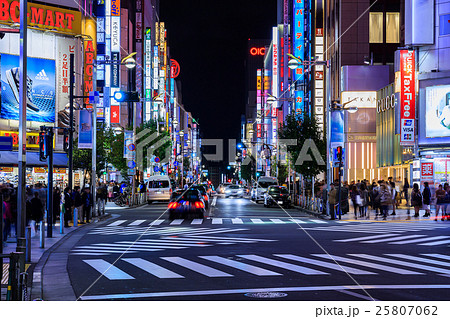 東京 新宿駅 東口 新宿通り 駅前交差点から新宿3丁目駅方面の風景の写真素材