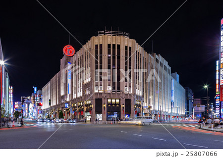 東京　新宿三丁目交差点の夜景 25807066