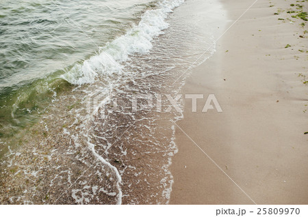Soft wave of the sea on the sandy beach 25809970