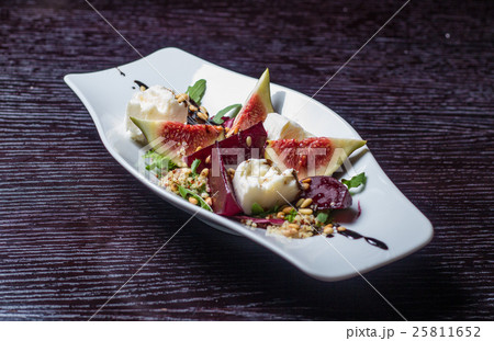 vegetable salad with figs 25811652