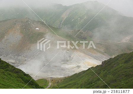 みくりが池温泉から地獄谷を望む、立山室堂平、富山県 25811877