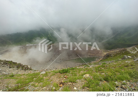霧と火山ガスが流れ込む雷鳥荘とリンドウ池、立山室堂平、富山県 25811881
