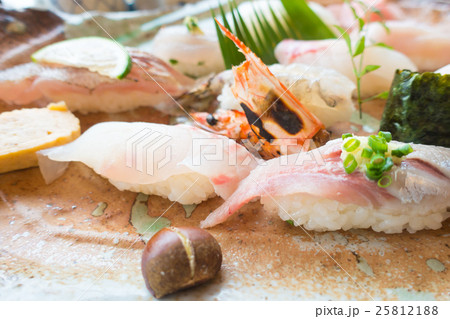 寿司の盛り合わせ 寿司の盛り合わせ 25812188
