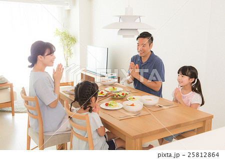家族の食卓の写真素材