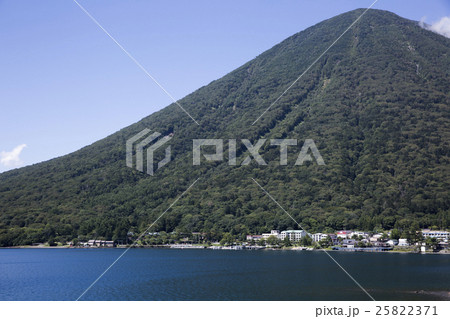 男体山と中禅寺湖 男体山と中禅寺湖 25822371