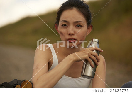 荒野を旅する女性 25822772