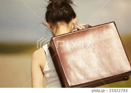 荒野を旅する女性 荒野を旅する女性 25822783