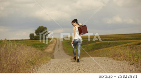 荒野を旅する女性 25822831