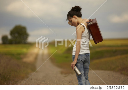 荒野を旅する女性 25822832