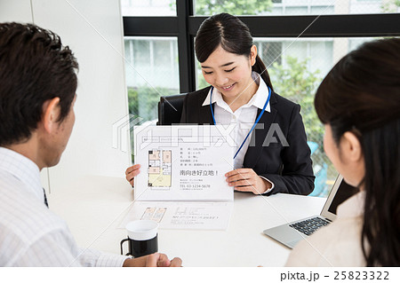 賃貸物件を紹介する不動産会社の女性スタッフ 25823322