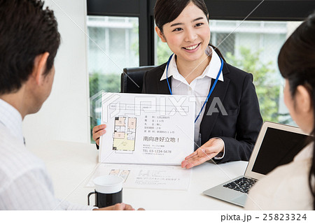 賃貸物件を紹介する不動産会社の女性スタッフ 賃貸物件を紹介する不動産会社の女性スタッフ 25823324
