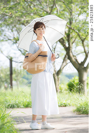日傘をさす女性の写真素材 2535