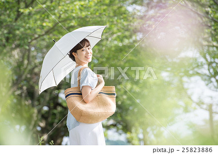 日傘をさす女性の写真素材 2536