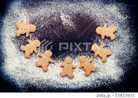 Gingerbread Men with Christmas in Dance Dark Table 25823933