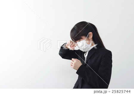 マスクをしたビジネススーツ姿の女性 25825744