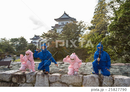 三重県　伊賀上野城の石垣に現れた忍者たち　子供の忍者 25827790