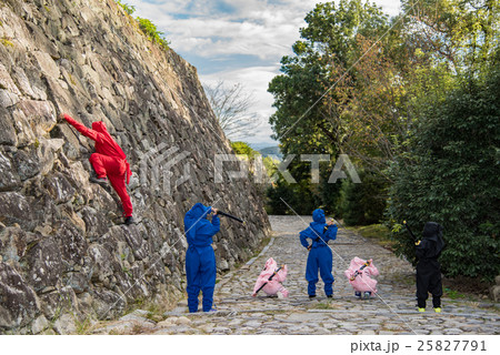 三重県 伊賀上野城の石垣に現れた忍者たち 子供の忍者の写真素材