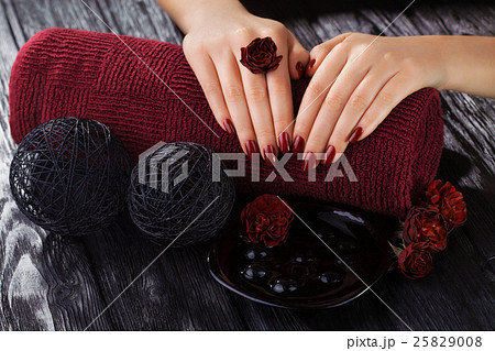 red manicure with rose flowers. spa 25829008