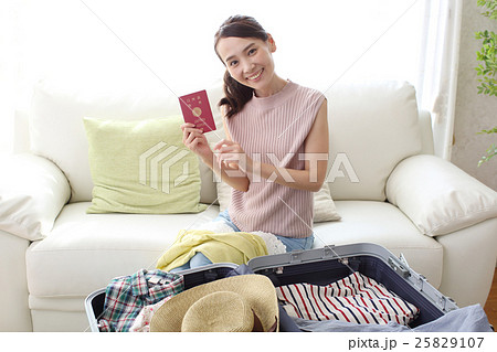 パスポートを見せる女の子 25829107