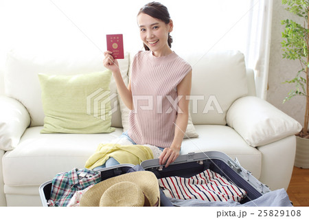 パスポートを見せる女の子 25829108
