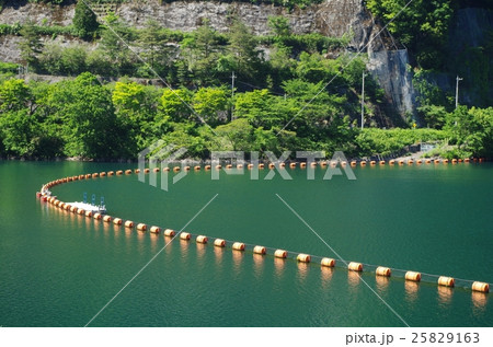 エメラルドグリーンの湖とブイ エメラルドグリーンの湖とブイ 25829163