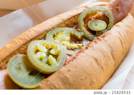 Hotdog with chili in white container 25829533