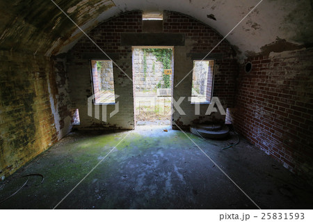 愛媛県今治市　小島　中部砲台　地下兵舎跡内部 25831593