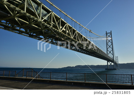 青空の下の明石海峡大橋 青空の下の明石海峡大橋 25831805