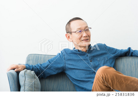 ソファでくつろぐ男性（シニア） 25831836