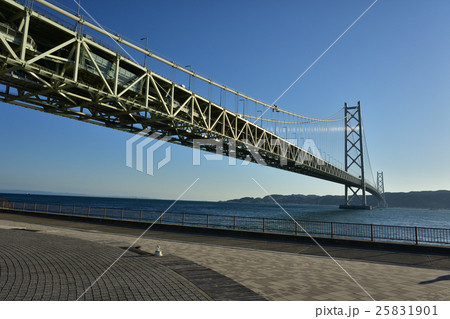 青空の下の明石海峡大橋 青空の下の明石海峡大橋 25831901