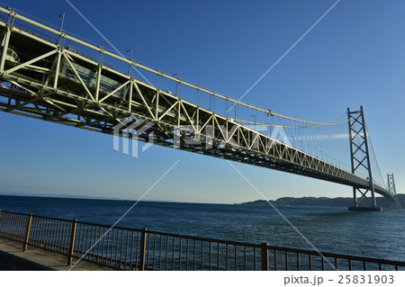青空の下の明石海峡大橋 25831903