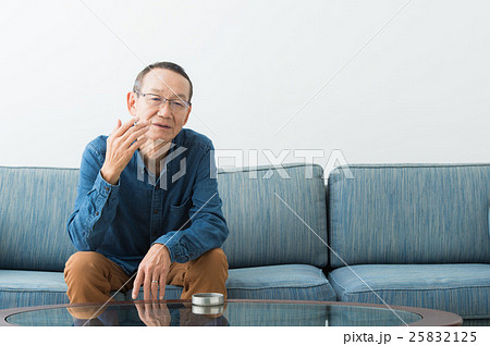 タバコを吸うシニア男性 25832125