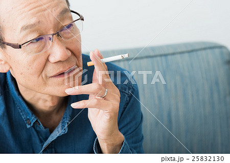 タバコを吸うシニア男性 25832130