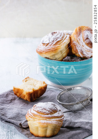 Modern pastries cruffins 25832854