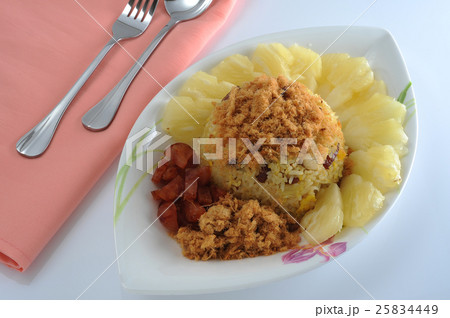 Fried rice with pineapple and shredded pork on top 25834449