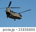 千葉県船橋市の習志野駐屯地で新春に行われる降下訓練始めで飛行する大型輸送用ヘリコプター 25836800