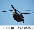 千葉県船橋市の習志野駐屯地で新春に行われる降下訓練始めで飛行する大型輸送用ヘリコプター 25836801