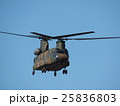 千葉県船橋市の習志野駐屯地で新春に行われる降下訓練始めで飛行する大型輸送用ヘリコプター 25836803