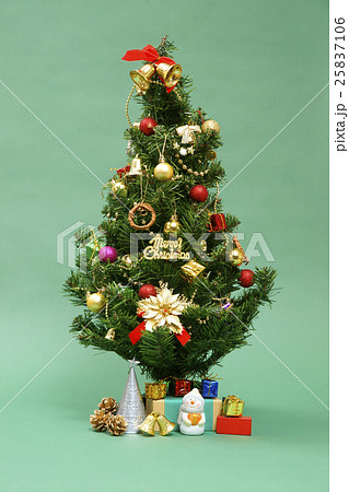 グリーンバックのクリスマスツリー 25837106